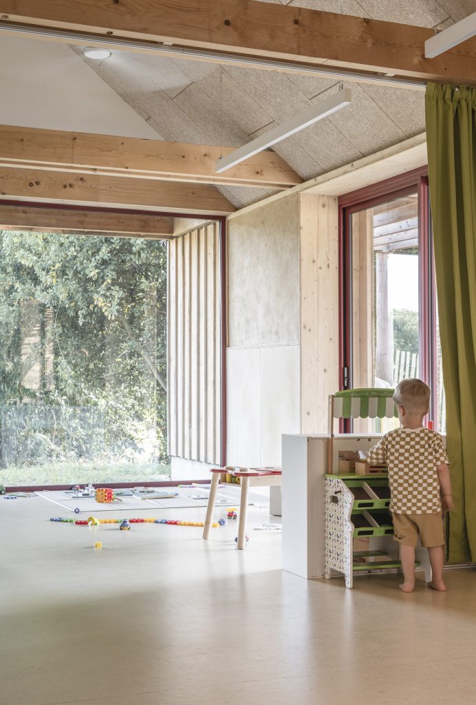 Vue intérieure de la maison d'assistant maternelle bois terre paille.